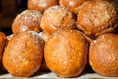 Petits pains de pâtisserie rayés dans une rangée Photo stock Petits pains de pâtisserie rayés dans une rangée Photo stock