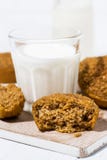 petits pains faits maison de potiron de farine d'avoine et un verre de lait, vertical images stock petits pains faits maison de potiron de farine d'avoine et un verre de lait, vertical images stock