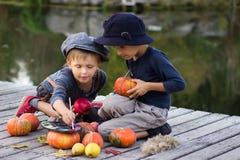 Petits potirons de Halloween de peinture positive d'enfants Photo stock Petits potirons de Halloween de peinture positive d'enfants Photo stock