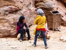 PETRA, JORDANIA: Tres muchachas que venden los recuerdos para los turistas foto de archivo libre de regalías PETRA, JORDANIA: Tres muchachas que venden los recuerdos para los turistas foto de archivo libre de regalías