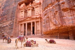 PETRA JORDANIEN: Kassan Al Khazneh med kamel i förgrunden royaltyfri foto PETRA JORDANIEN: Kassan Al Khazneh med kamel i förgrunden royaltyfri foto