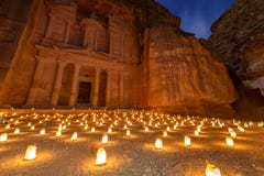 PETRA na noite em Jordânia