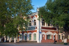 PETROPAVL, KASACHSTAN - 24. JULI 2015: Typisches altes historisches Gebäude in der Mitte der Stadt lizenzfreies stockbild PETROPAVL, KASACHSTAN - 24. JULI 2015: Typisches altes historisches Gebäude in der Mitte der Stadt lizenzfreies stockbild