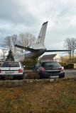 Petrovice, kraj Ustecky, чехия - 10-ое декабря 2016: черный автомобиль Opel Astra припарковал около Туполева T-104 авиалайнера ка стоковое изображение Petrovice, kraj Ustecky, чехия - 10-ое декабря 2016: черный автомобиль Opel Astra припарковал около Туполева T-104 авиалайнера ка стоковое изображение