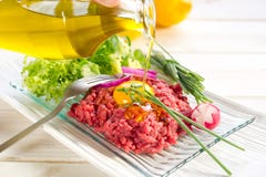 Petróleo verde-oliva sobre tartare fotografia de stock Petróleo verde-oliva sobre tartare fotografia de stock
