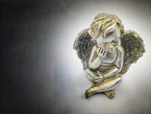 Peu ange triste dans l'obscurité image libre de droits Peu ange triste dans l'obscurité image libre de droits
