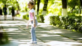 Peu de fille de brune faisant la gymnastique de bouleversement de saut périlleux en parc clips vidéos Peu de fille de brune faisant la gymnastique de bouleversement de saut périlleux en parc clips vidéos