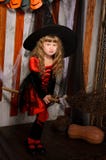 peu de vol de fille de sorcière de Halloween sur le balai photos libres de droits peu de vol de fille de sorcière de Halloween sur le balai photos libres de droits