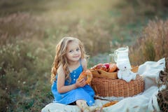 Peu enfant élégant utilisant la chemise et les jeans vérifiés à la mode a l'amusement sur le pique-nique Il boit du yaourt et l'a images stock Peu enfant élégant utilisant la chemise et les jeans vérifiés à la mode a l'amusement sur le pique-nique Il boit du yaourt et l'a images stock