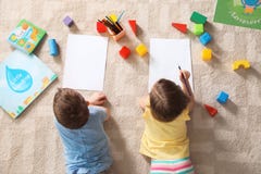 Peu enfants dessinant à l'intérieur ?tude et jouer images libres de droits Peu enfants dessinant à l'intérieur ?tude et jouer images libres de droits