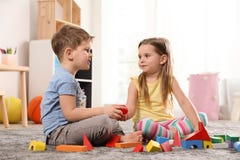 Peu enfants jouant avec les blocs colorés images stock Peu enfants jouant avec les blocs colorés images stock