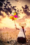 Peu fille avec le soleil et la valise photos stock Peu fille avec le soleil et la valise photos stock