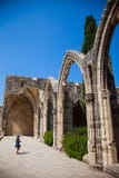 Peu fille dans l'abbaye de Bellapais en Chypre du nord, Kyrenia photographie stock Peu fille dans l'abbaye de Bellapais en Chypre du nord, Kyrenia photographie stock