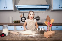 Peu fille de fille d'enfant aide sa mère dans la cuisine à faire la boulangerie, biscuits Elle a une inondation partout dans el photo libre de droits Peu fille de fille d'enfant aide sa mère dans la cuisine à faire la boulangerie, biscuits Elle a une inondation partout dans el photo libre de droits