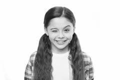 Peu fille ?l?vent de longs cheveux Habitudes saines de soins capillaires Visage gai de sourire heureux d'enfant avec le blanc ado image libre de droits Peu fille ?l?vent de longs cheveux Habitudes saines de soins capillaires Visage gai de sourire heureux d'enfant avec le blanc ado image libre de droits