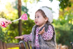 Peu fille obtenant la sucrerie de la maman photos libres de droits Peu fille obtenant la sucrerie de la maman photos libres de droits