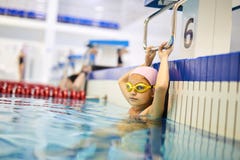 Peu fille s'exerçant dans la piscine photo libre de droits Peu fille s'exerçant dans la piscine photo libre de droits