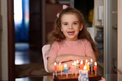Peu fille soufflant des bougies sur un gâteau d'anniversaire sur son espace de copie d'anniversaire photos libres de droits Peu fille soufflant des bougies sur un gâteau d'anniversaire sur son espace de copie d'anniversaire photos libres de droits