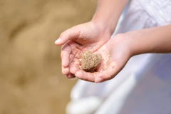 Peu fille tenant le sable de mer image stock Peu fille tenant le sable de mer image stock