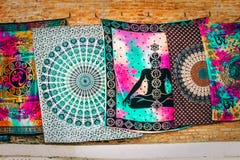 Peu la tapisserie accrochante bouddhiste colorée a accroché sur un mur à vendre photos stock Peu la tapisserie accrochante bouddhiste colorée a accroché sur un mur à vendre photos stock