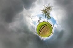 Peu panorama sphérique de planète 360 degrés Vue aérienne sphérique dans le domaine dans le beau jour avec les nuages impressionn illustration stock Peu panorama sphérique de planète 360 degrés Vue aérienne sphérique dans le domaine dans le beau jour avec les nuages impressionn illustration stock