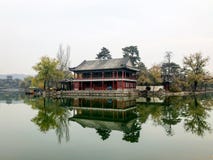 Peu pavillons prochains le lac à l'intérieur du palais d'été impérial de la station de sports d'hiver dans Chengde photographie stock Peu pavillons prochains le lac à l'intérieur du palais d'été impérial de la station de sports d'hiver dans Chengde photographie stock