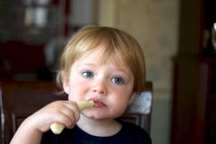 Peuterjongen die kaas eten stock foto Peuterjongen die kaas eten stock foto