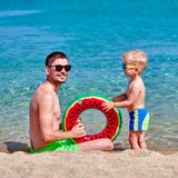 Peuterjongen op strand met vader royalty-vrije stock afbeelding Peuterjongen op strand met vader royalty-vrije stock afbeelding