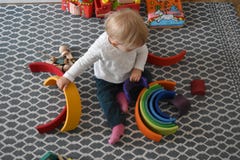 Peuterklas - baby het spelen met houten regenboog stock afbeeldingen Peuterklas - baby het spelen met houten regenboog stock afbeeldingen