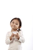 Peutermeisje die een glas met melk houden Stock Foto Peutermeisje die een glas met melk houden Stock Foto