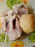 Pezzi di aringa marinata con le cipolle e le patate Primo piano immagine stock Pezzi di aringa marinata con le cipolle e le patate Primo piano immagine stock