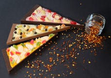 Pezzi di pizza, di paprica e di semi di senape dolci fotografie stock Pezzi di pizza, di paprica e di semi di senape dolci fotografie stock