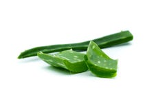 Pezzi di vera dell'aloe isolati su fondo bianco fotografia stock libera da diritti Pezzi di vera dell'aloe isolati su fondo bianco fotografia stock libera da diritti