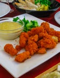 Pezzi freschi e rubicondi di pollo fritto in pastella fotografie stock libere da diritti Pezzi freschi e rubicondi di pollo fritto in pastella fotografie stock libere da diritti