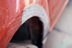 Peças de um carro após um acidente, trabalho de fixação em curso Carros da oficina de reparações foto de stock Peças de um carro após um acidente, trabalho de fixação em curso Carros da oficina de reparações foto de stock