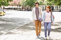Pełna długość młodzi męscy i żeńscy studenci collegu chodzi na footpath obrazy royalty free Pełna długość młodzi męscy i żeńscy studenci collegu chodzi na footpath obrazy royalty free