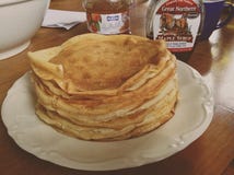 Pfannkuchen mit Ahornholzsirup lizenzfreie stockfotos Pfannkuchen mit Ahornholzsirup lizenzfreie stockfotos