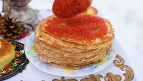 Pfannkuchen mit roter Kaviarnahaufnahme auf dem Hintergrund der festlichen Tabelle Feier des Karnevals in Russland stock footage Pfannkuchen mit roter Kaviarnahaufnahme auf dem Hintergrund der festlichen Tabelle Feier des Karnevals in Russland stock footage