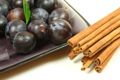 Pflaumen und Zimt lizenzfreie stockbilder Pflaumen und Zimt lizenzfreie stockbilder