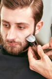 Pflegen des Bartes friseursalon Stockfoto Pflegen des Bartes friseursalon Stockfoto