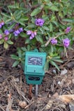 PH-meter in de tuin royalty-vrije stock afbeeldingen PH-meter in de tuin royalty-vrije stock afbeeldingen