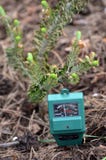 PH-meter in de tuin royalty-vrije stock afbeeldingen PH-meter in de tuin royalty-vrije stock afbeeldingen