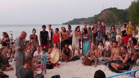 Phangan Thailand - 23 Februari 2019 Zen Beach Det lyckliga folket spelar gitarren och valsar p? tropisk paradissommarkust p? lager videofilmer Phangan Thailand - 23 Februari 2019 Zen Beach Det lyckliga folket spelar gitarren och valsar p? tropisk paradissommarkust p? lager videofilmer
