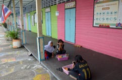 Phangnga, Thailand - 2. Dezember 2017: Lokale Kinder sitzen und spielen in der Schule im Fischerdorf von Koh Panyee stockbilder Phangnga, Thailand - 2. Dezember 2017: Lokale Kinder sitzen und spielen in der Schule im Fischerdorf von Koh Panyee stockbilder