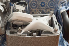 Phantom 4 Quadrocopters DJI in seinem eigenen Tragekoffer offen stockfotos Phantom 4 Quadrocopters DJI in seinem eigenen Tragekoffer offen stockfotos