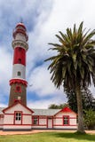Phare blanc rouge, et palmier, Swakopmund, colonia allemand photographie stock libre de droits Phare blanc rouge, et palmier, Swakopmund, colonia allemand photographie stock libre de droits
