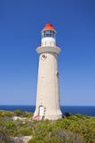 Phare contre le ciel bleu clair Photo libre de droits Phare contre le ciel bleu clair Photo libre de droits