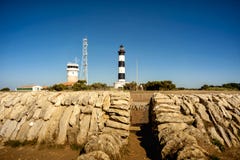 Phare de Chassiron ` Oleron острова d в французе Шаранта с striped маяком Франция Верхняя часть маяка с объективом сигнала стоковые изображения Phare de Chassiron ` Oleron острова d в французе Шаранта с striped маяком Франция Верхняя часть маяка с объективом сигнала стоковые изображения