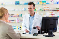 Pharmacien et client à la pharmacie photo stock Pharmacien et client à la pharmacie photo stock
