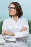 Pharmacien féminin mûr Smiling, bras croisés, fenêtre panoramique de fond photos stock Pharmacien féminin mûr Smiling, bras croisés, fenêtre panoramique de fond photos stock